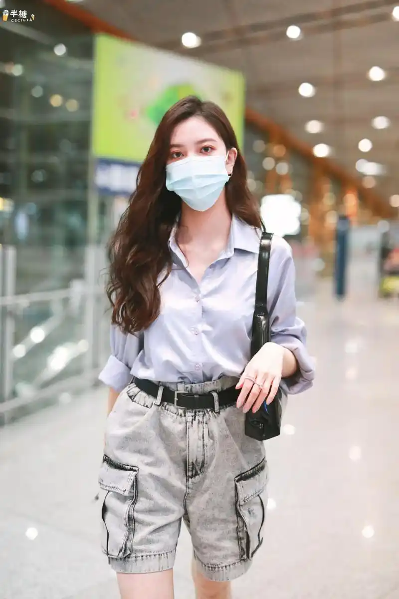 宋妍霏机场私服,紫色高筒靴和衬衫颜色呼应,专属cc紫