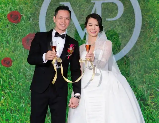 纪念日,他晒出自己和胡杏儿六年前和六年后的对比照,直呼对方为"老婆"