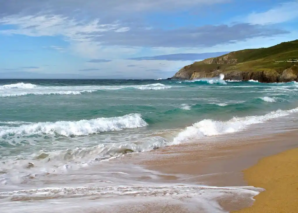 在海岸上的浪花,美丽的风景与岸海的浪花