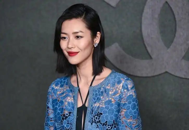 刘雯太适合齐肩短发了,搭配蕾丝外套干练又仙气,看了也想剪短发