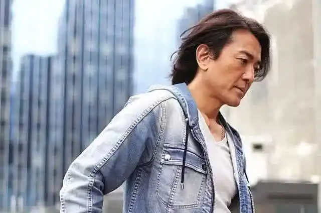 五子当中郑伊健当时的发展是最好的,然而因为个人感情问题,人设塔崩一