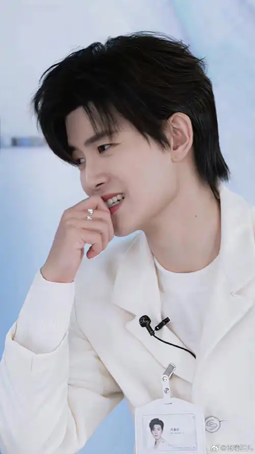 任嘉伦笑起来真好看,宛如春日阳光洒在心间.