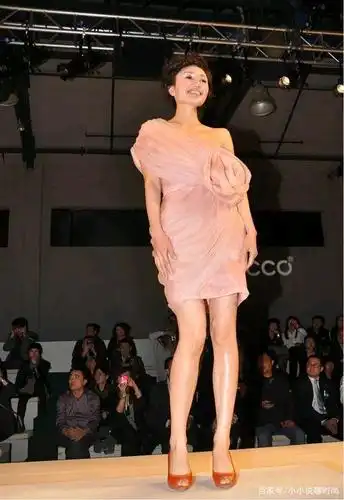 袁泉原来也有性感女人味,穿短裙走t台,顶着爆炸头还是大美女样