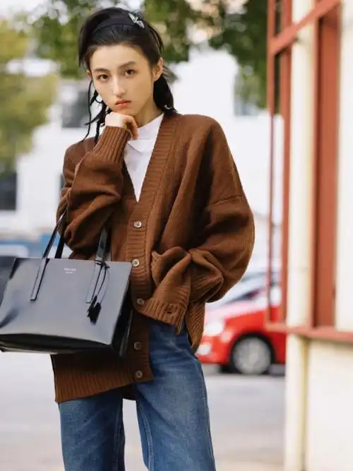 张子枫这身造型则是采用了开衫加上t恤和牛仔的组合,利用开衫呈现出