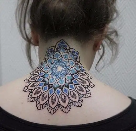 红发美女后颈部几何图案纹身7