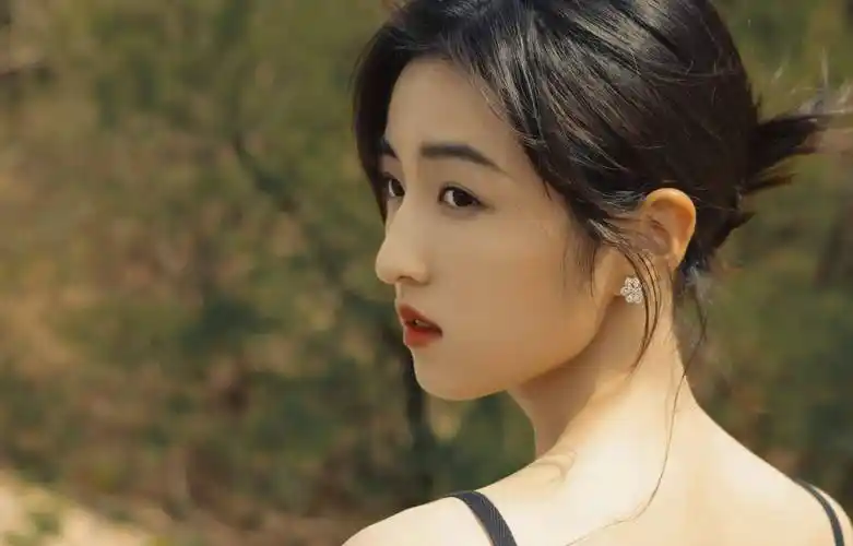 张子枫黑色吊带连衣裙性感美背写真_高跟鞋_银色_锁骨