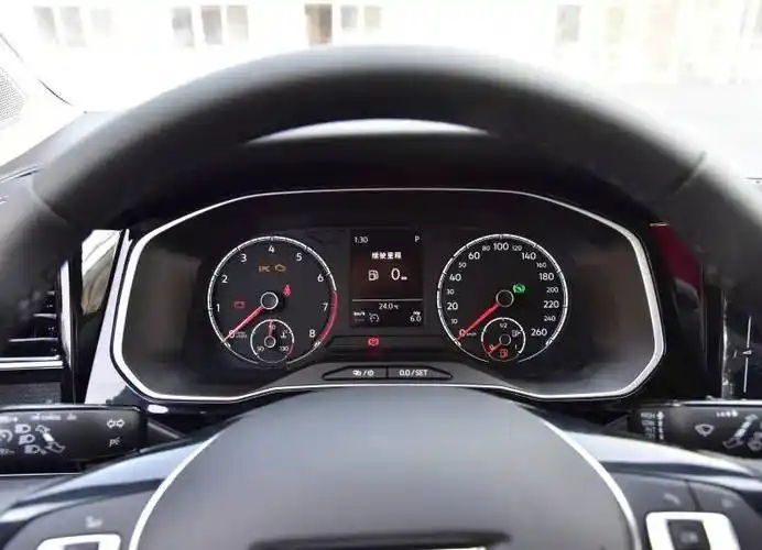 方向盘支持手动上下 前后调节,更容易找到合适的驾驶姿势.