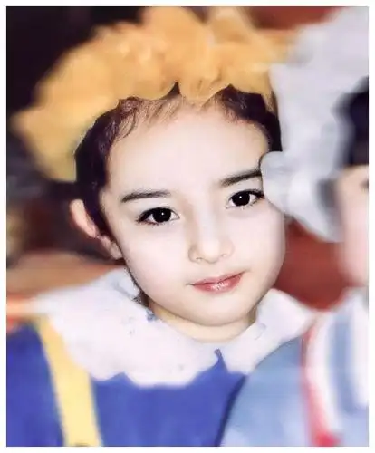 一大波女星童年照来袭关晓彤郑爽可爱看到杨幂是洋娃娃吗