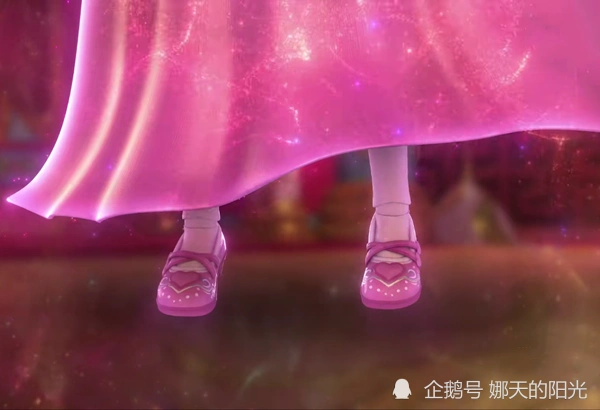 罗丽可能很多网友都没有注意够罗丽的鞋子,虽然罗丽第一季就出现了,但