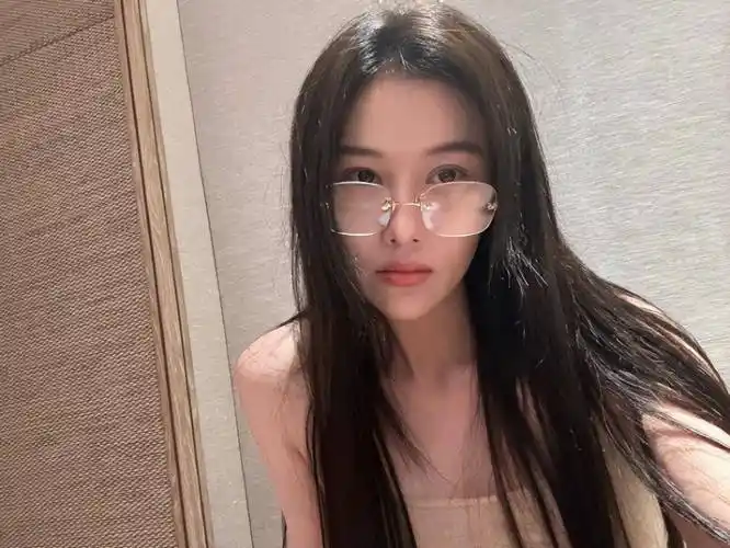 张馨予晒居家素颜眼镜自拍,网友:纯纯女大学生_感觉_老公_状态