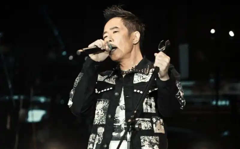 踩界–戴眼镜的黄贯中