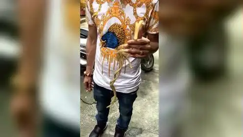 奇人男子左手留长指甲,最长的有30公分