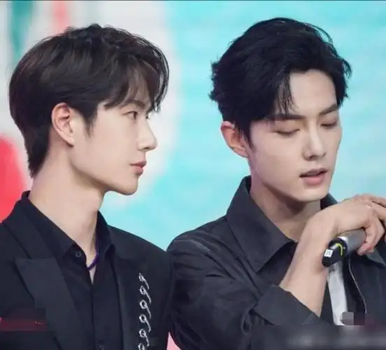 肖战王一博亲密合照,你觉得赏心悦目吗?