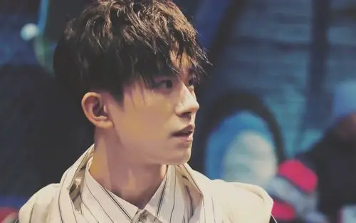 《这就是街舞》易烊千玺图片桌面高清壁纸