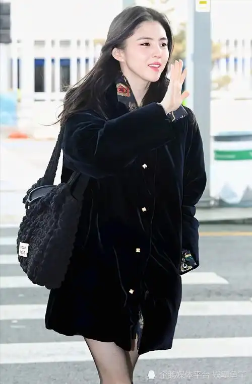 28岁女星韩素希,机场照散发超a气场,每一张都是美颜暴击!_腾讯新闻