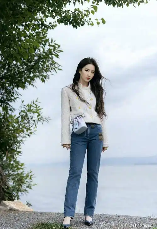 刘亦菲穿着一条斜肩的白色连衣裙参加活动,如同仙女下凡一般-爱读书