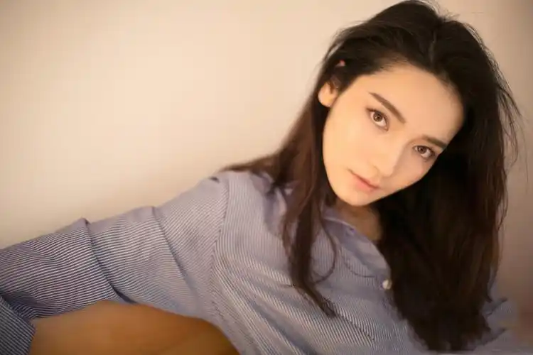 分享一组代斯图片给大家,图中的明星图片壁纸会点缀你的电脑桌面,美化