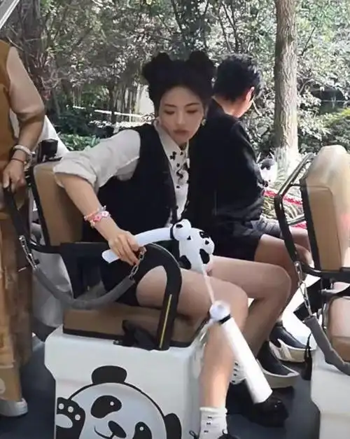 杨超越录综艺被偶遇哪吒造型俏皮可爱双腿比例优越获夸赞