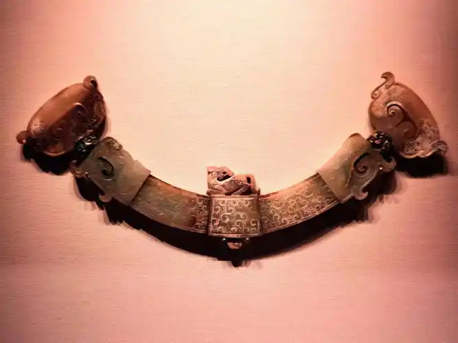 看见文物 | 玉器之冠冕——战国云兽纹青玉璜_先秦时期