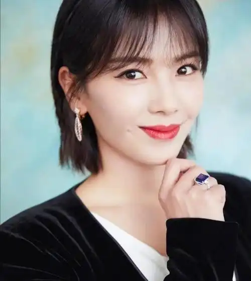 40岁左右的女人,发型尽量别留羊毛卷和黑长直,这些时髦显年轻