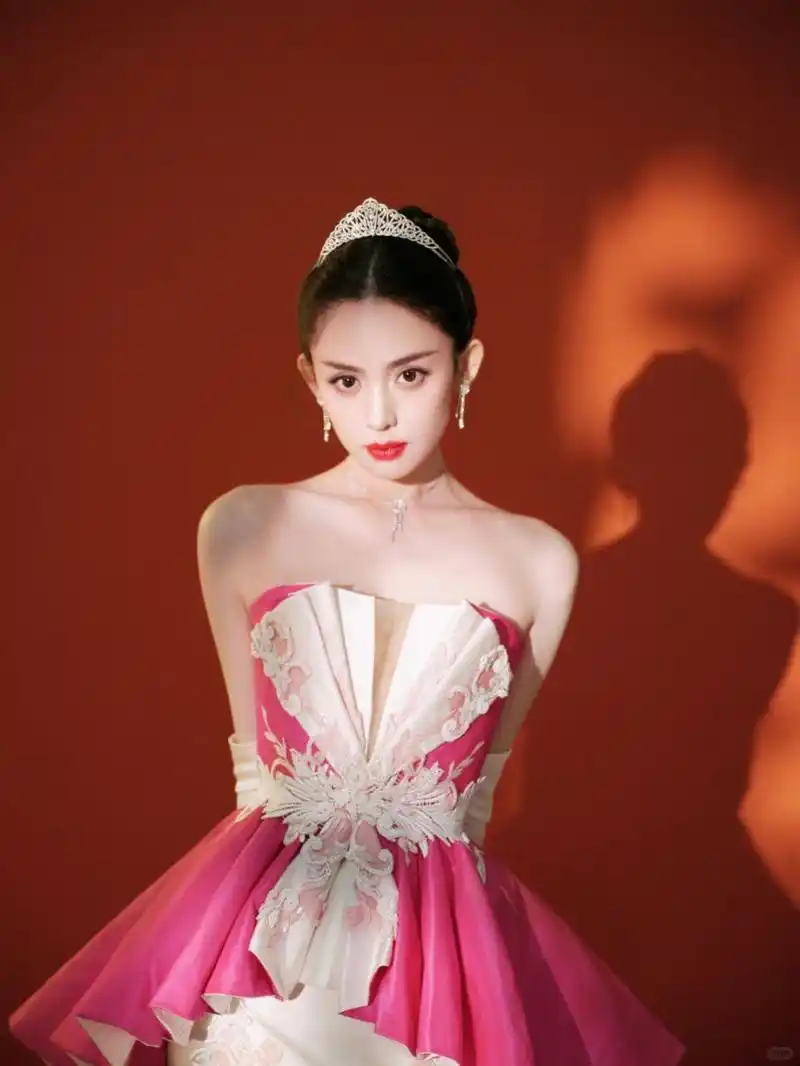 古力娜扎红毯这身,芭比粉色好适合她!