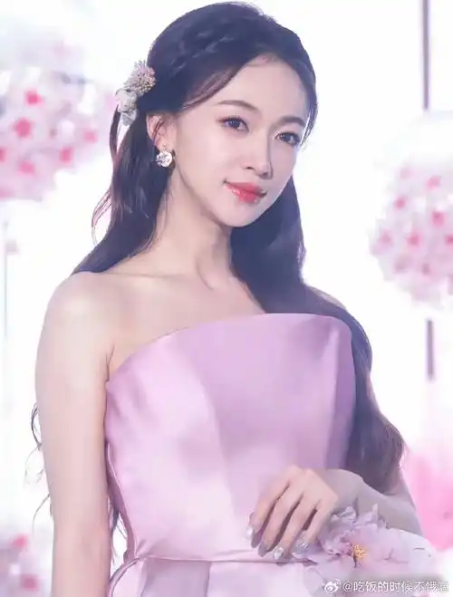 怀孕的女人眼神看起来都温柔了,已经有在散发母性了,怀孕女明星