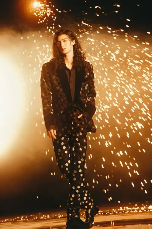 朱正廷羊毛卷长发##朱正廷摇滚长发造型