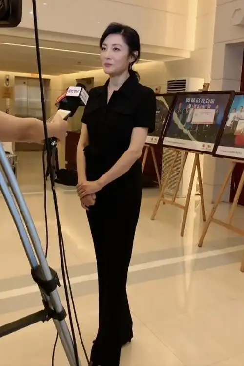 央视主持周涛气质真绝穿连体衣腰肢纤细身高颜值胜过李梓萌