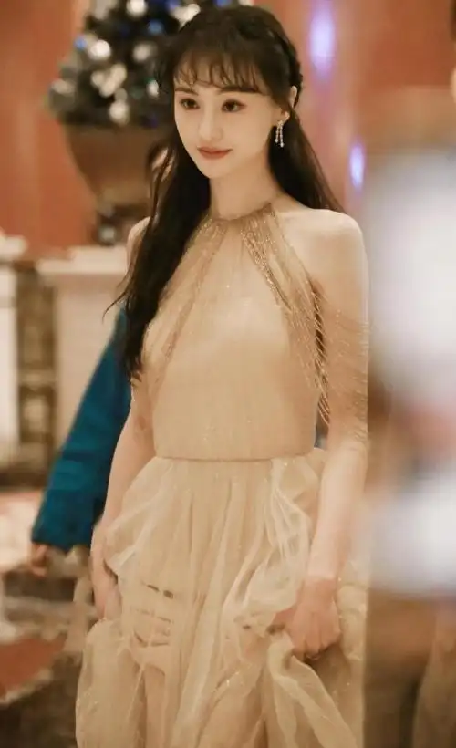 郑爽身穿金色网纱裙亮相,身材比例完美,颜值担当!