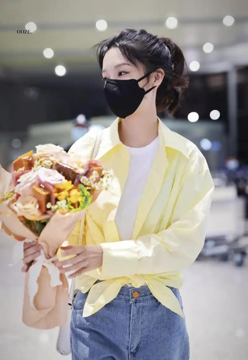 李沁机场街拍,鹅黄色的衬衫搭配阔腿牛仔裤,干练与休闲兼具,简约好看