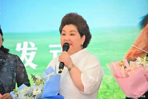 布仁巴雅尔天边特别纪念版推出乌日娜签售人气火爆