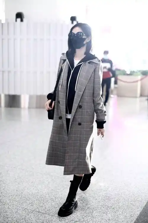 搜狐娱乐讯(洪水工作室/图文)11月22日下午, 李一桐现身机场,穿着格子