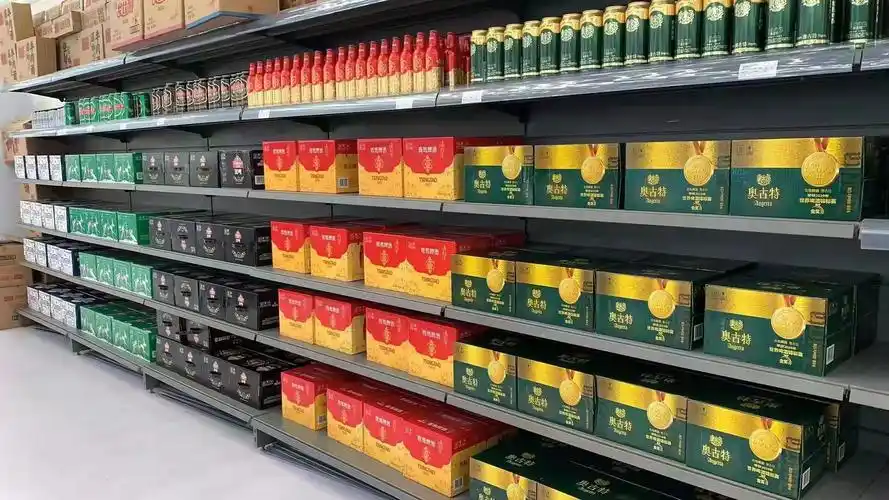 在北京冬奥会主媒体中心综合商店,青岛啤酒的产品摆上了店内货柜.