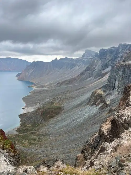 长白山天池南坡风景美如画##驾红旗车游彩秋吉林