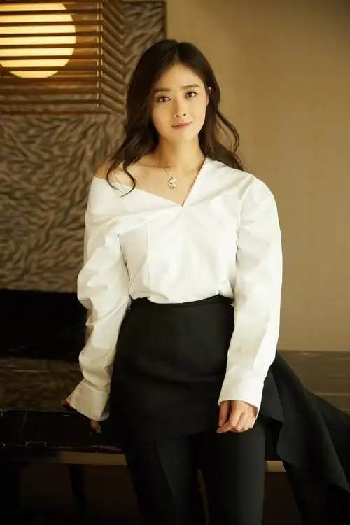 蒋欣白衬衫优雅迷人性感写真15