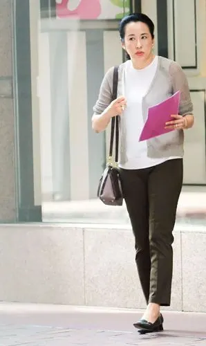 朱玲玲逛街被抓拍打扮朴素像市井老太太没有一点贵妇气质