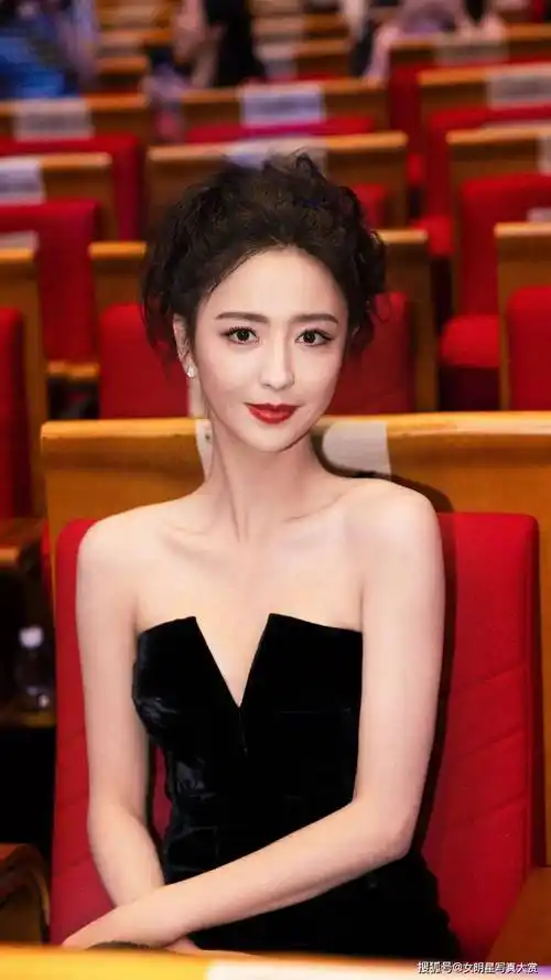 【佟丽娅性感写真壁纸】黑色抹胸长裙,优雅复古,金鸡奖红毯造型_光芒