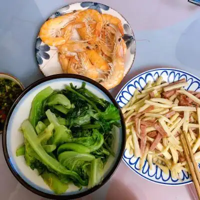 一个人吃饭图片