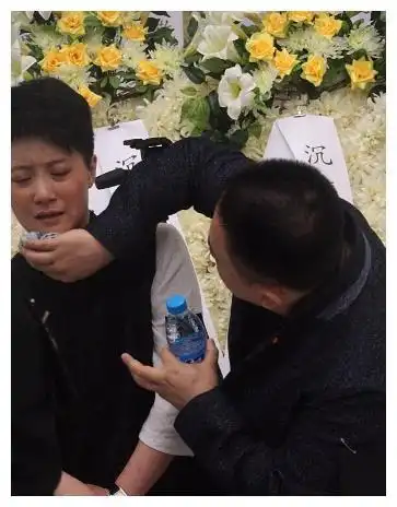 她是徐玉兰的学生,曾在老师追悼会泣不成声,如今36岁活成这样_张宇峰