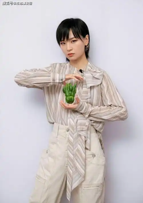 周笔畅穿搭有一套,清爽短发配条纹西装够帅气,时尚又有女神范