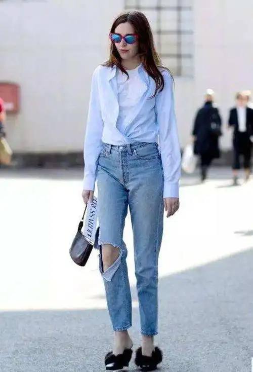 黑色雪纺衬衫搭配蓝色九分牛仔裤,下摆塞进裤子里,再搭配一双乐福鞋