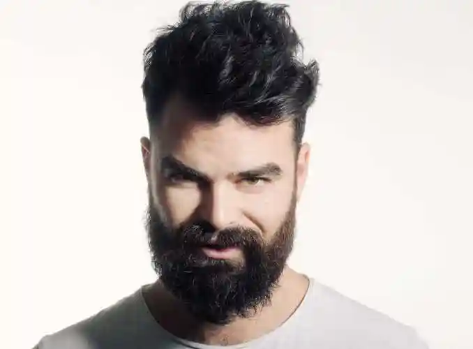 长胡子和白衬衫的男人