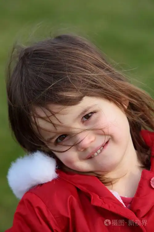 漂亮的小女孩带着相机开心地笑照片-正版商用图片02d7yy-摄图新视界