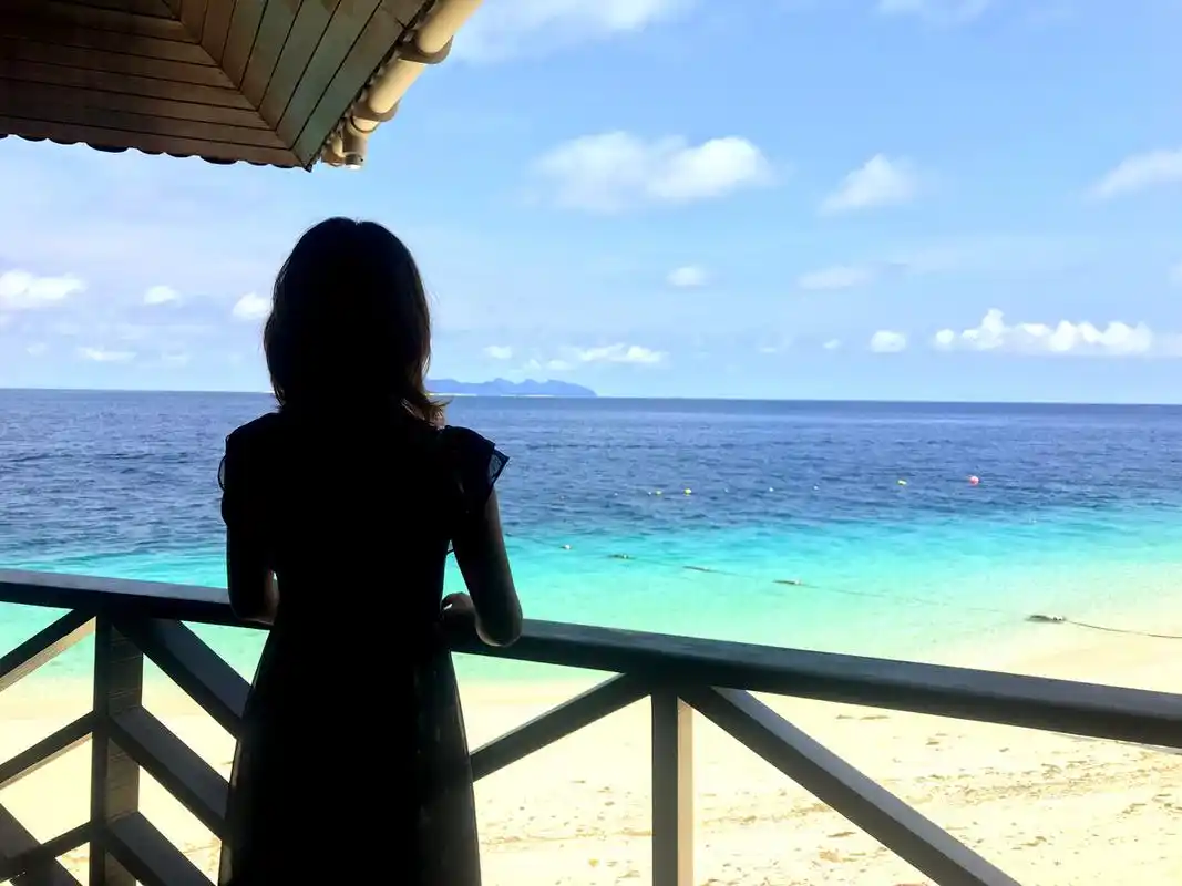 蓝天,大海,沙滩,一个人的背影我们一起去看海吧