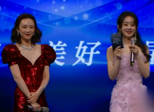 都说赵丽颖开始显老,当她和章子怡同框,气质居然略胜一筹