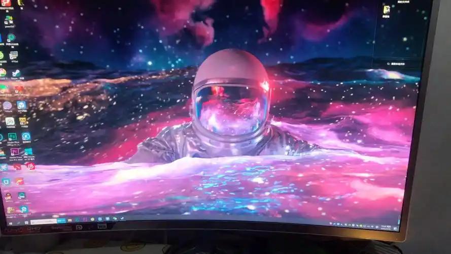 wallpaper这个动态壁纸还是挺喜欢的 宇航员