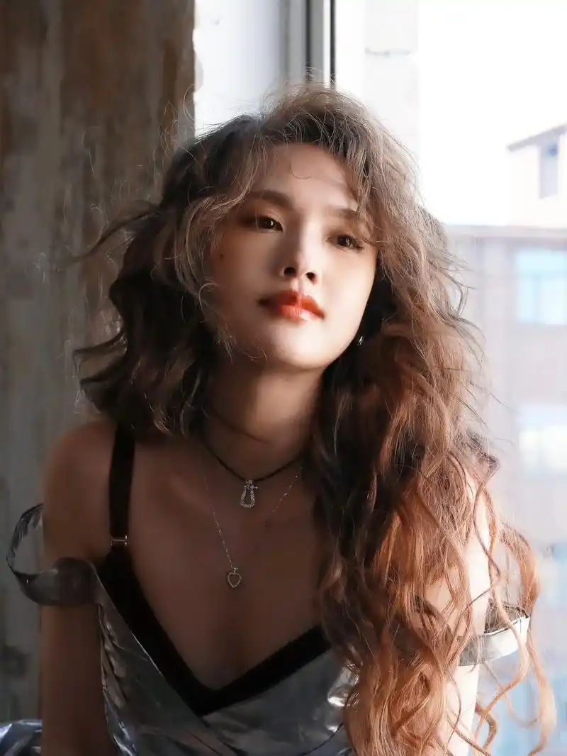 暖阳初升,暧昧依旧9415.#杨丞琳 #写真 #氛围感 #羊毛 - 抖音