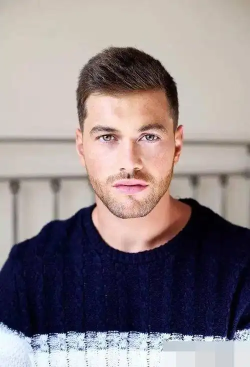 首页 男生发型 男生短发 头大脸大男生适合剃哪些短发 低调帅酷的男生