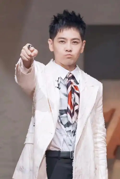 最早喜欢林志颖时他也不过是二十来岁的年纪,转眼二十多年过去,虽然