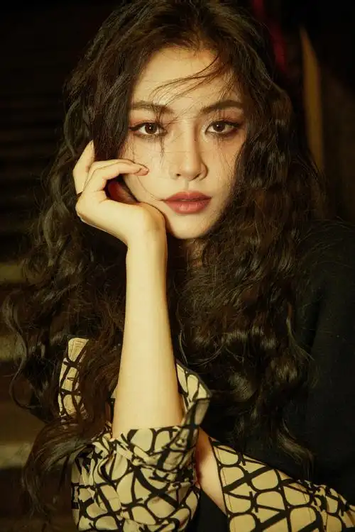 许佳琪超话02@许佳琪kiki#hello时装周##许佳琪的旅行漂流瓶#米兰